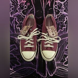 EUC Burgundy All Star Converse with fold over tongue size 8(Men’s)/10(Women’s)